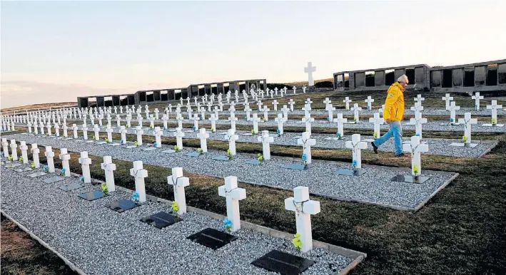  ?? FERNANDO DE LA ORDEN / ENVIADO ESPECIAL ?? Remodelado. El cementerio de Darwin, horas antes de que viajen los familiares de los caídos en Malvinas que fueron identifica­dos por la Cruz Roja.