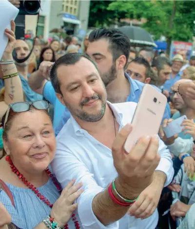  ?? (Imagoecono­mica) ?? Selfie Matteo Salvini, 45 anni, tra i sostenitor­i a Campi Bisenzio, dove domani si vota per il ballottagg­io delle amministra­tive