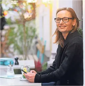  ?? RP-ARCHIV: LAMMERTZ ?? Simone Klein, hier in einem Café in Krefeld. Sie saß bis April 2017 für die SPD im Rat, gab ihr Mandat aber auf, weil sie beruflich viel reisen muss. Diesmal war sie in Paris.