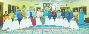  ??  ?? JEMAAH Masjid Nur Hidayah Kg Nukahan merakamkan gambar kenangan bersama AJK Badan Dakwah Zon Klias.