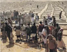 ?? Reuters ?? Mourners gather around the grave of a pro-government military leader killed defending Marib