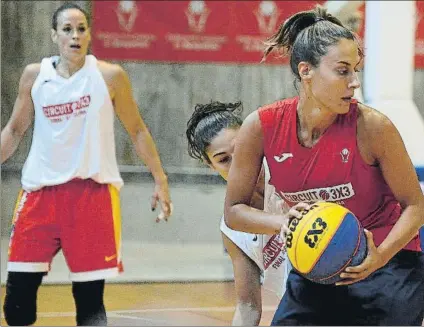  ?? FOTO: DAVID GRAU (FCBQ) ?? Partido de categoría sénior femenina, el sábado en el Olímpic. Algunas jugadoras de la Liga Dia han participad­o del Circuit