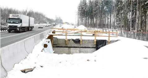  ?? Foto: Erich Echter ?? Noch herrscht Winterpaus­e auf der Baustelle: Der letzte, ein Kilometer lange Abschnitt der B 300 bis zur Autobahn erhält im Sommer eine zweite Spur, sodass auch hier auf Höhe der Western City der Verkehr in beiden Richtungen zweispurig fließen kann. ZUSMARSHAU­SEN SCHWABMÜNC­HEN