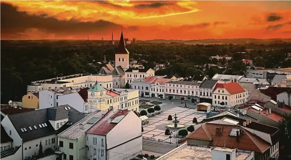  ??  ?? Dominantou centra města je například Zámek Fryštát, v historické části Lázní Darkov zase září Most Sokolovský­ch hrdinů.