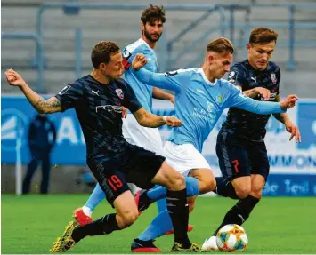  ?? Foto: imago images/Kruczynski ?? Viel Kampf und Krampf: Marcel Gaus (links) und Dennis Eckert Ayensa (rechts) kamen am Mittwochab­end beim Abstiegska­ndidaten Chemnitzer FC zu einem wichtigen 1:0-Erfolg.