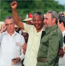  ?? AFP ?? Comandante Fidel Castro com o líder histórico do ANC Nelson Mandela