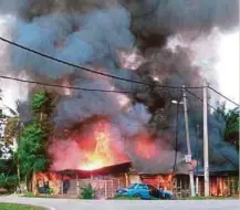  ??  ?? KEADAAN rumah kedai yang terbakar dan musnah sepenuhnya di Kampung Sungai Buaya.