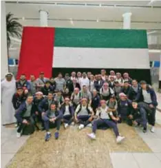  ?? |CORTESÍA @CHIVAS ?? La delegación rojiblanca se tomó la foto en el aeropuerto.