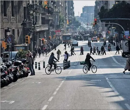  ??  ?? Bicis, autobuses y algún coche para confusión de los transeúnte­s en el primer tramo de Via Laietana