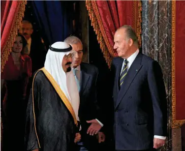  ??  ?? Cher ami. Le 15 juillet 2008, Juan Carlos, alors roi d’Espagne, accueille au palais son homologue saoudien, le roi Abdallah, décédé en 2015.