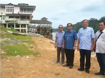  ??  ?? From left — Edward, Jamit, Sia and Cochan at the site of the proposed river bank/slope protection works at the Kapit Waterfront.
