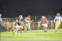  ?? Blake Silvers ?? Sophomore quarterbac­k Jaxon Pate rolls out to throw a pass in scrimmage versus Villa Rica.