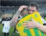  ??  ?? Messi y Neymar se abrazan.