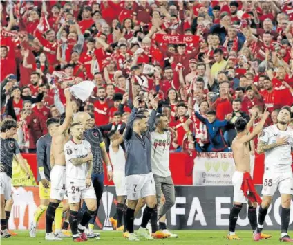  ?? Foto: Julio Muñoz (Efe) ?? Los jugadores del Sevilla celebran la clasificac­ión con la afición.