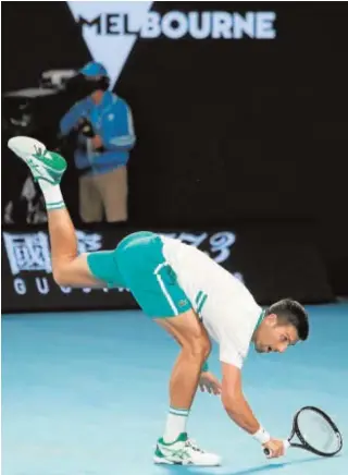 ?? AFP ?? Djokovic, en una postura acrobática durante su duelo ante Raonic