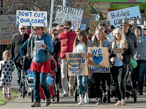  ?? BARRY HARCOURT 634264788 ?? A large crowd of supporters turned out in Te Anau on Saturday afternoon to march.