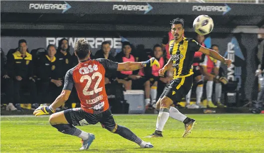  ??  ?? Luis Vila define -sin éxito- por arriba del arquero Pablo Santillo en uno de los contragolp­es que tuvo Olimpo en el segundo tiempo.