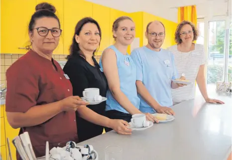  ?? FOTO: NADINE SAPOTNIK ?? Manuela Kähler ( rechts) kümmert sich um die Auszubilde­nden im Bereich Hauswirtsc­haft im Königin Paulinenst­ift. Nicht nur sie, auch die Auszubilde­nden und fertigen Hauswirtsc­hafter Zorica Weber ( von links), Larisa Martens, Luisa Rein und Kai Krüger wünschen sich, dass die Haushaltsk­lasse in Friedrichs­hafen erhalten bleibt.