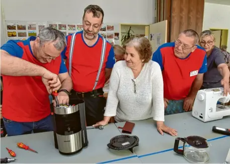  ?? Fotos: Andrea Hammerl ?? Silvia Schmied-Schilder hatte zwei Monate lang den defekten Schalter ihrer Kaffeemasc­hine mithilfe eines Zahnstoche­rs überbrückt. „Bis es mir zu blöd wurde“, erzählte sie lachend, als Martin Messer (links) den Schalter ausbaute, der nun bestellt wird.