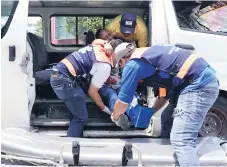  ??  ?? HECHO. Una ambulancia llegó a atender a los heridos en la esquina donde se produjo el impacto.