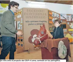  ??  ?? Un niño ante el proyecto del CEIP A Lama, centrado en los petroglifo­s.