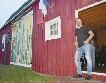  ?? - Acadie Nouvelle: Sylvie Mousseau ?? Située sur la propriété de Daniel Léger à Saint-Thomas, tout près de Cocagne, avec une merveilleu­se vue sur la mer, la Grange du Chaviré propose des spectacles durant la saison estivale depuis cinq ans.