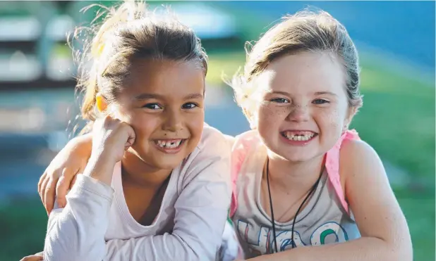  ?? Picture: STEWART McLEAN ?? DISTINCTIV­E SMILES: Cairns girls Ouma Shaw and Ruby Goodwin, both 6, have recently lost some baby teeth, which would have made ideal specimens for a study by southern researcher­s into the effect of fluoride on children’s dental health.