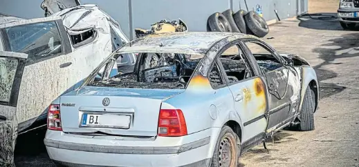  ?? Foto: Paul Brinkmann ?? An der Donauschwa­benstraße wurde dieser VW Passat nach einer Verpuffung von den Flammen zerstört.