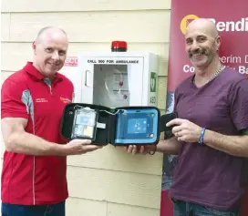  ??  ?? Bruce McDougall of Neerim District Community Bank presents the defibrilla­tor to Rokeby Hall committee president Jeff Mooney.