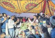  ?? HIMANSHU VYAS/HT ?? Members of the Gujjar community camp on rail tracks on the fourth day of their protest demanding 5% quota in educationa­l institutes and government jobs, in Sawai Madhopur on Monday.