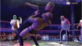  ??  ?? Kross sujetó por sorpresa a Vampiro; al fondo están Juventud Guerrera y Konnan.