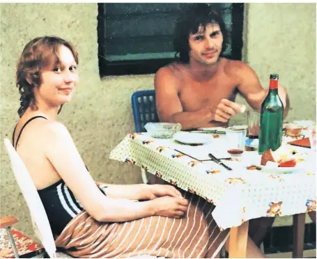  ?? FOTO: GILLE ?? 1978: Im Urlaub am Südufer des Balaton lernten sich Andrea und Barek kennen. Eine tiefe Freundscha­ft verbindet sie bis heute.