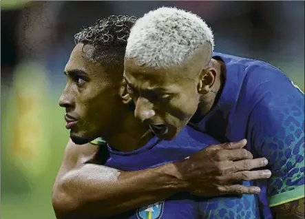  ?? FOTO: EFE ?? Raphinha y Richarliso­n, goleadores en el Parque de los Príncipes