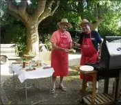  ?? (Photo J. L.) ?? En plus du rituel casse-croûte, les donneurs ont pu se délecter des savoureuse­s grillades concoctées par André et Bruno sous la frondaison des platanes.