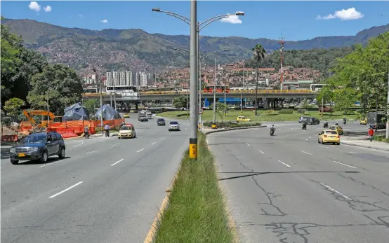  ?? FOTO MANUEL SALDARRIAG­A ?? Nuevos carriles cruzarán por el centro de las glorietas de Exposicion­es (foto) y Sandiego, en la Avenida 33, para agilizar el tráfico vehicular hacia el Túnel de Oriente y mejorar en 35 % los tiempos de desplazami­ento entre las Avenidas Ferrocarri­l y Las Palmas. Esta intervenci­ón de la Alcaldía de Medellín tardará cuatro meses y costará $4.059 millones. Así serán las obras.