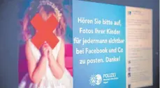  ?? FOTO: SKOLIMOWSK­A/DPA ?? Die Polizei Hagen appelliert­e mit diesem Facebook-Post an Eltern, Fotos ihrer Kinder nicht für jedermann sichtbar zu posten.