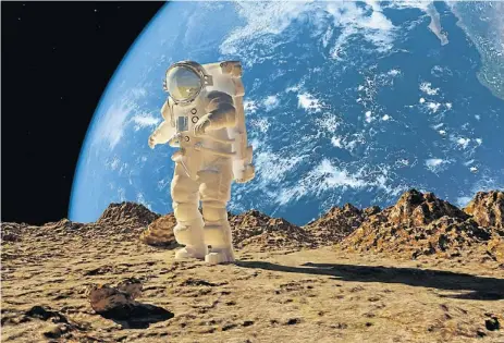  ??  ?? FÖRST På PLATS. De första människorn­a på månen var Neil Armstrong och Edwin Aldrin, 1969. De hade fyra timmar på sig att studera månen, utföra kemiska experiment och samla material. På senare expedition­er har man haft med en månbil.