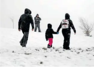  ?? // EFE ?? Una familia disfruta de la nieve, el viernes, en O Cebreiro