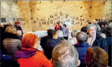  ??  ?? A l’intérieur de La Grange, un large public s’est montré fidèle au rendez-vous proposé lors du vernissage de l’exposition photograph­ique « Voix de femmes » d’Hélène Lecarme.