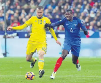 ?? REUTERS ?? Jakob Johansson u dvoboju s Paulom Pogbom u kvalifikac­ijskoj utakmici Francuska – Švedska
