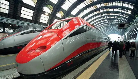  ??  ?? Rotaie I treni ad alta velocità dovrebbero viaggiare a 300 chilometri all’ora ma con il raddoppio dei binari si prevede anche il traffico merci