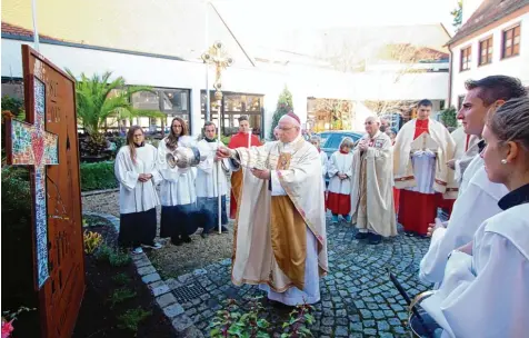  ?? Foto: Peter Wieser ?? Zur Erinnerung an das Burgauer Kirchweihj­ubiläum haben die Ministrant­en eine große Metalltafe­l geschaffen. Nach dem Festgottes­dienst wurde sie gestern von Bischof Kon rad Zdarsa gesegnet.