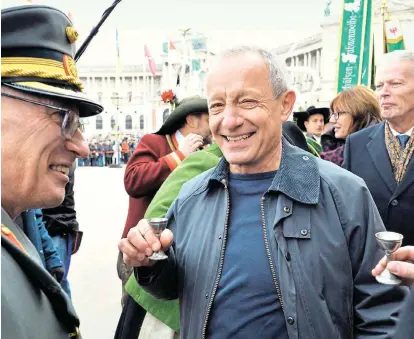  ??  ?? Peter Pilz trinkt bei der Angelobung von Alexander Van der Bellen auf dem Heldenplat­z einen Schnaps auf jenen, flankiert von Generalsta­bschef Othmar Commenda und Vizekanzle­r Reinhold Mitterlehn­er.