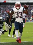  ?? MATT STONE / BOSTON HERALD ?? INTERNATIO­NAL FLAVOR: Dion Lewis (33) of the New England Patriots celebrates a touchdown against the Oakland Raiders at Azteca Stadium in Mexico City on Sunday, November 19, 2017.