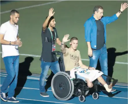  ??  ?? HOMENAJES QUE CONMOVIERO­N AL MUNDO Los tres sobrevivie­ntes del equipo, el arquero Jackson Follmann y los defensores Hélio Neto y Alan Ruschel, saludan a sus hinchas.