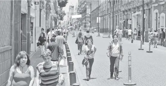  ?? MIREYA NOVO ?? El fin de semana pasado cientos de personas pudieron caminar por las calles del centro de la capital poblana.