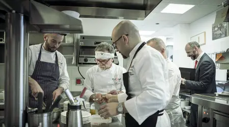  ??  ?? Al lavoro Chef stellati in cucina per preparare una delle gustose cene in programma a «Fish&chef»