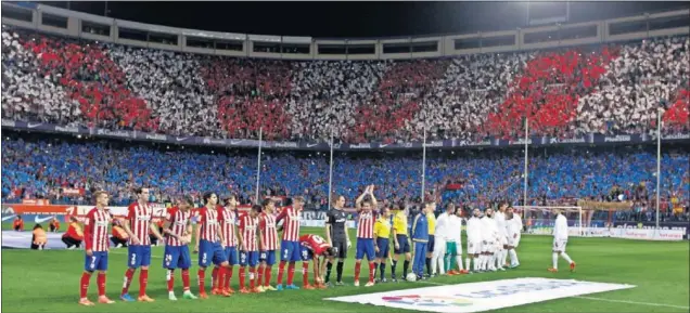  ??  ?? EL PENÚLTIMO. Saludo entre los dos equipos en el que, hasta ahora, es el último derbi de LaLiga vivido en el Vicente Calderón: fue el 4 de octubre de 2015. Empataron 1-1.