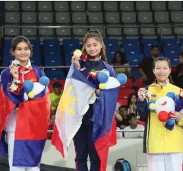  ?? AVITO C. DALAN/PNA ?? TAEKWONDO WINNER. Taekwondo jin Pauli Lopez (2nd from left) shows her gold medal during the awarding ceremony after ruling the women's featherwei­ght class of the 30th Southeast Asian Games taekwondo competitio­ns at the Ninoy Aquino Stadium on December 8, 2019.
