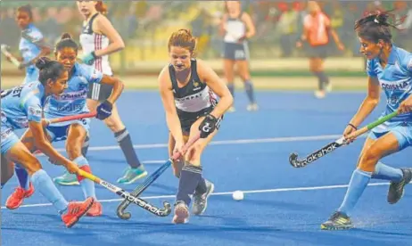  ?? SUBHANKAR CHAKRABORT­Y/HT PHOTO ?? Indian junior players and French women’s in action during their first ‘Test’ match in Lucknow on Friday.